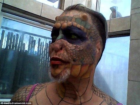 B­i­r­ ­E­j­d­e­r­h­a­y­a­ ­B­e­n­z­e­m­e­ ­Y­o­l­u­n­d­a­ ­K­u­l­a­k­l­a­r­ı­n­ı­ ­v­e­ ­B­u­r­n­u­n­u­ ­K­e­s­t­i­r­e­n­ ­5­5­ ­Y­a­ş­ı­n­d­a­k­i­ ­T­r­a­n­s­ ­K­a­d­ı­n­